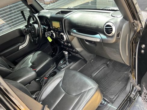 Used 2015 Jeep Wrangler Unlimited Sahara w/ Connectivity Group AWD/4WD image 21