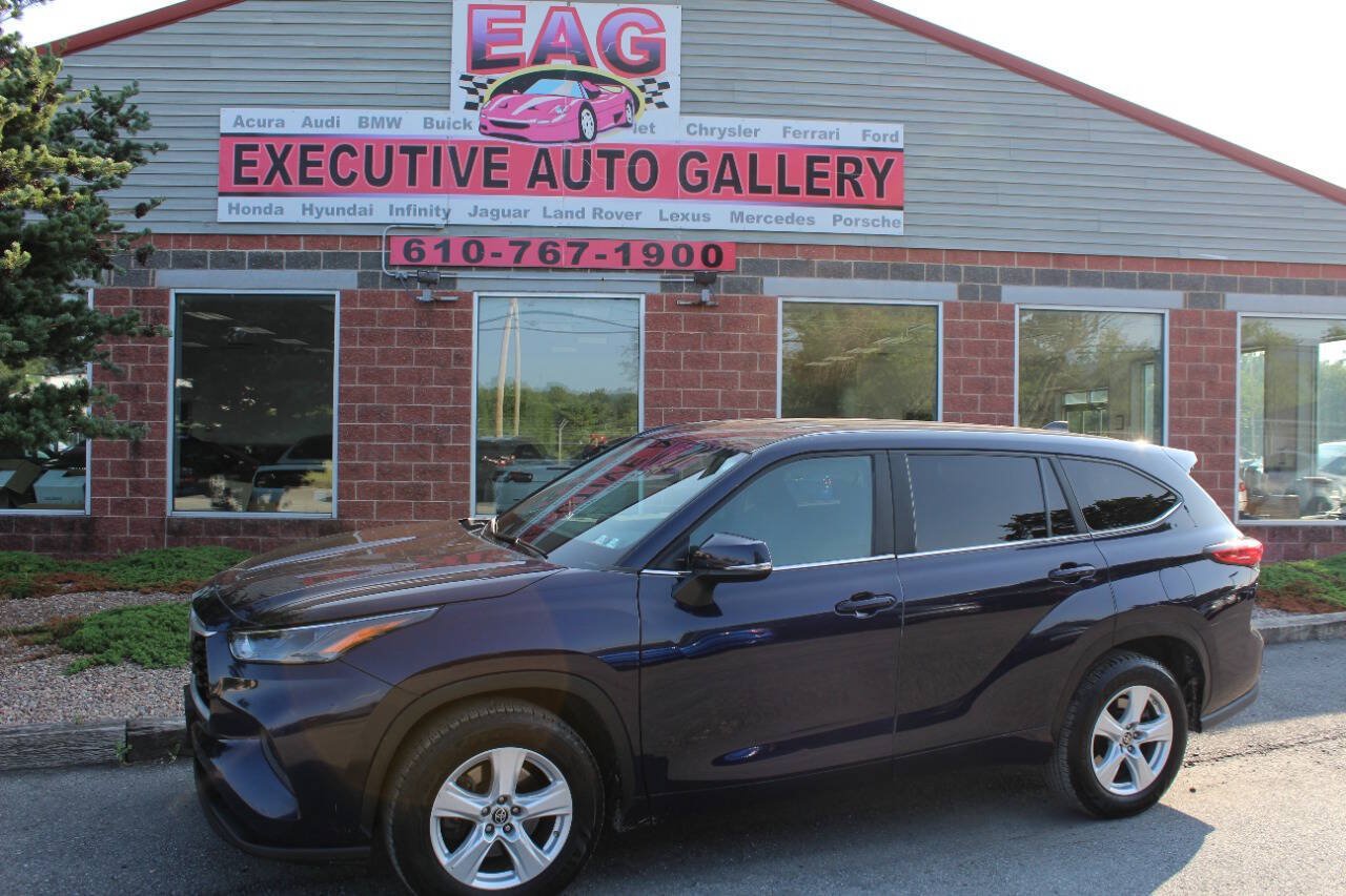 Used 2023 Toyota Highlander L FWD image 1