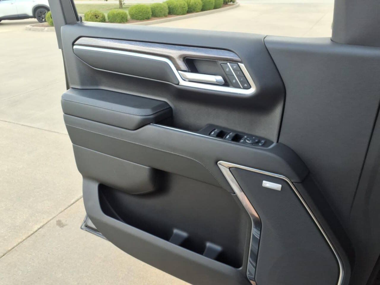 Used 2024 Chevrolet Silverado 1500 LTZ w/ LTZ Convenience Package II AWD/4WD image 23