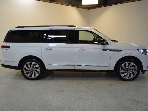 Used 2023 Lincoln Navigator L Reserve image 2
