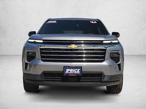 Used 2024 Chevrolet Traverse LT FWD image 2
