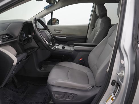 Used 2021 Toyota Sienna XLE image 24