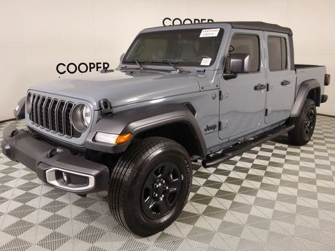 Used 2025 Jeep Gladiator Sport AWD/4WD image 9