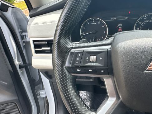 Used 2025 Mitsubishi Outlander SE FWD image 25