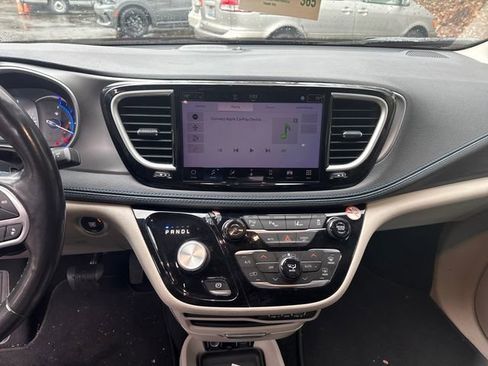 Used 2021 Chrysler Pacifica Touring-L image 23