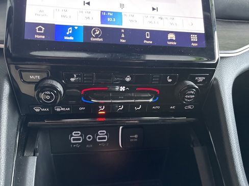 Used 2023 Jeep Grand Cherokee Limited image 16