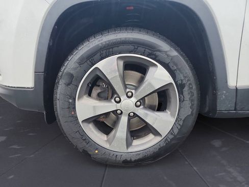 Used 2019 Jeep Cherokee Limited AWD/4WD image 14