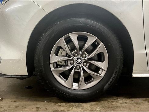 Used 2024 Toyota Sienna XLE FWD image 7