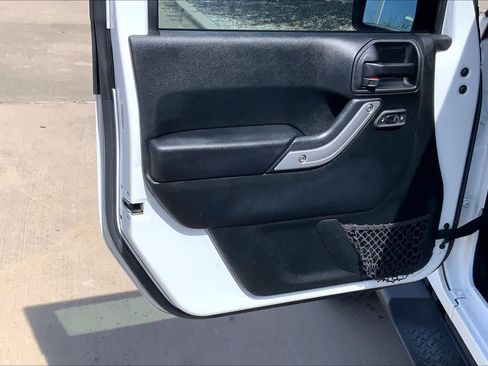 Used 2018 Jeep Wrangler Unlimited Sahara w/ Connectivity Group image 21