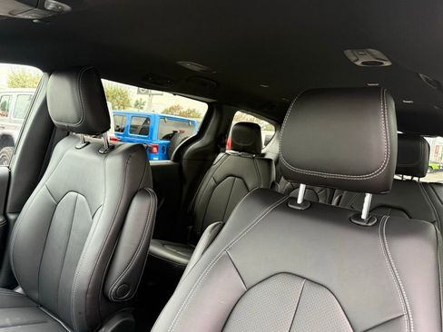 New 2026 Chrysler Pacifica Select image 21