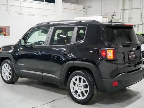 Used 2019 Jeep Renegade Latitude w/ Safety & Security Group II image 3