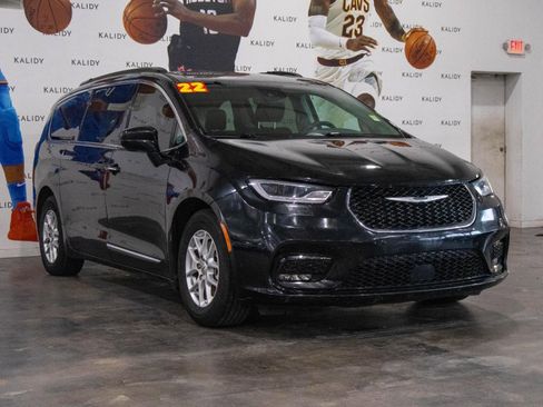 Used 2022 Chrysler Pacifica Touring-L image 18