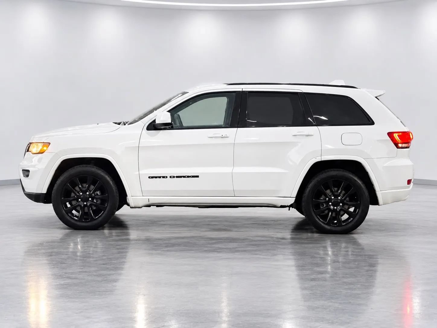 Used 2018 Jeep Grand Cherokee Altitude RWD image 3