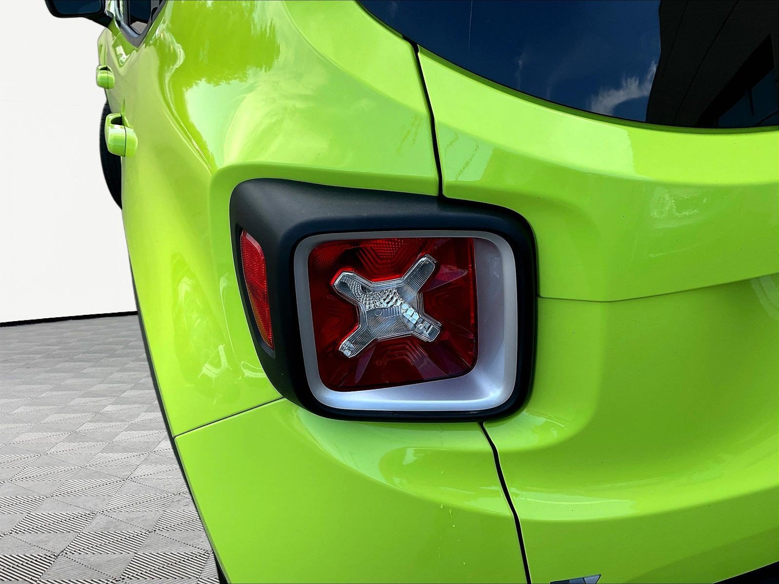 Used 2018 Jeep Renegade Limited FWD image 23