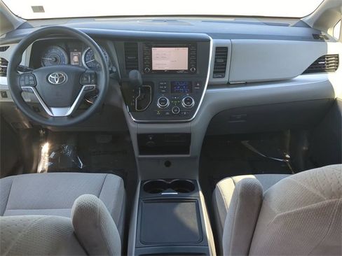 Used 2018 Toyota Sienna LE image 15