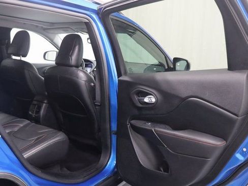 Used 2020 Jeep Cherokee Trailhawk image 16