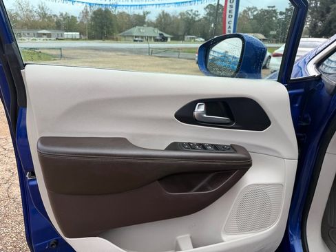 Used 2021 Chrysler Pacifica Touring image 14