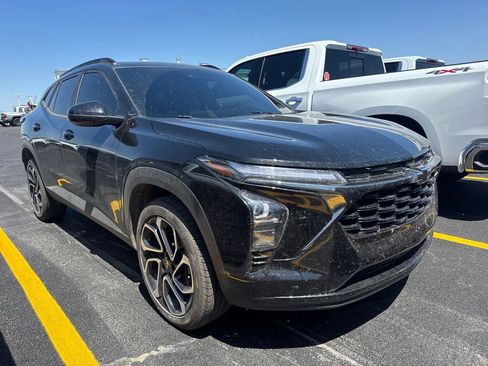 Used 2025 Chevrolet Trax RS w/ Driver Confidence Package FWD image 2