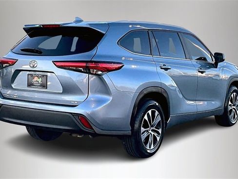 Used 2023 Toyota Highlander XLE image 5