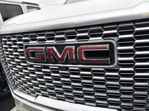 Used 2021 GMC Yukon XL Denali w/ Denali Premium Package image 11