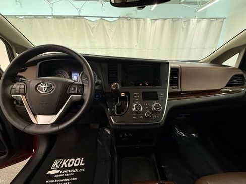 Used 2016 Toyota Sienna Limited Premium image 18
