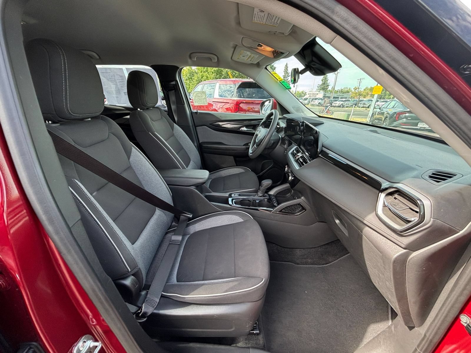 Used 2025 Chevrolet TrailBlazer LT FWD image 25
