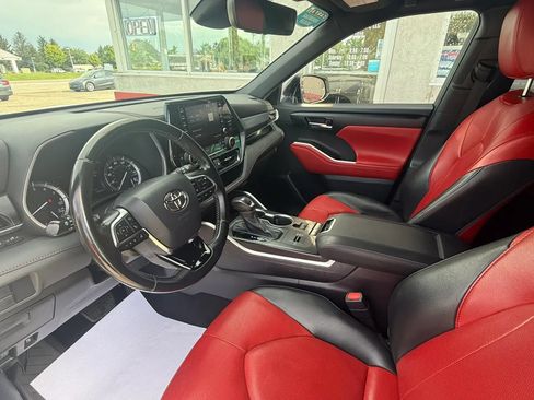 Used 2021 Toyota Highlander XSE FWD image 9