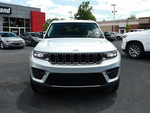 Used 2023 Jeep Grand Cherokee Laredo RWD image 2