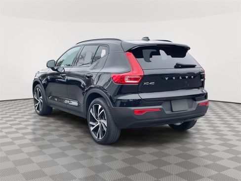 Used 2022 Volvo XC40 T5 R-Design w/ Climate Package image 5