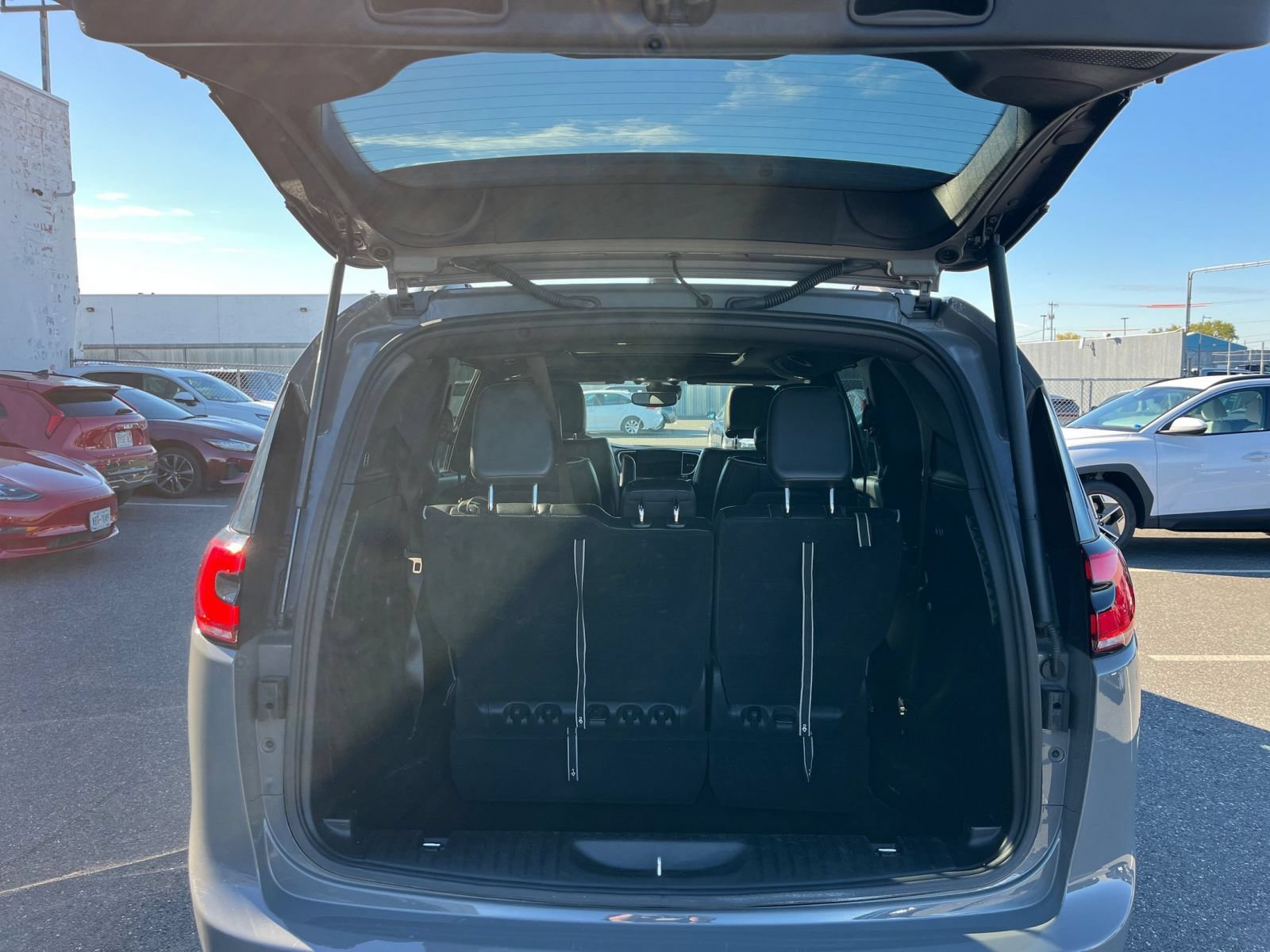 Used 2025 Chrysler Pacifica Limited FWD image 34