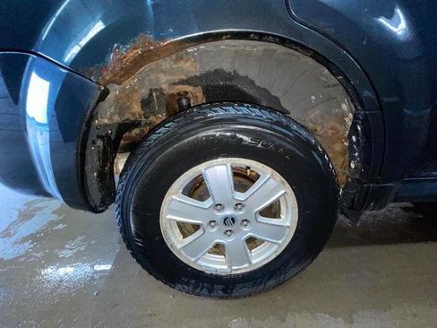 Used 2010 Mercury Mariner 4WD image 16