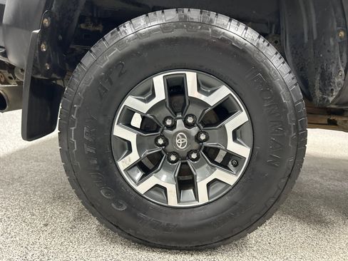 Used 2017 Toyota Tacoma TRD Off-Road w/ Premium & Technology Package AWD/4WD image 7