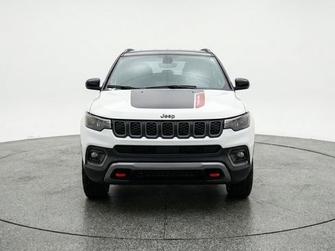 Used 2025 Jeep Compass Trailhawk image 2