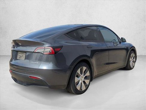 Used 2022 Tesla Model Y Long Range image 5