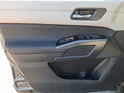 New 2025 Nissan Pathfinder SL image 11