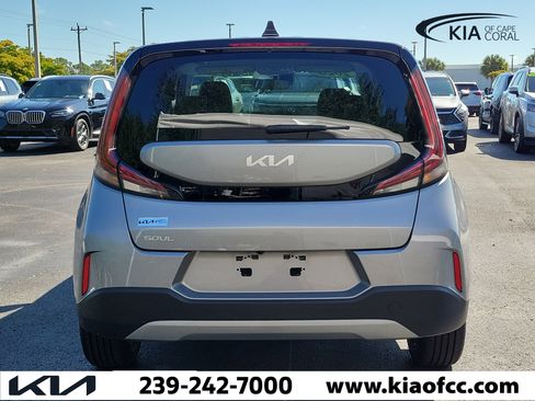 Used 2023 Kia Soul LX FWD image 2