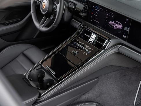 Used 2025 Porsche Panamera image 33