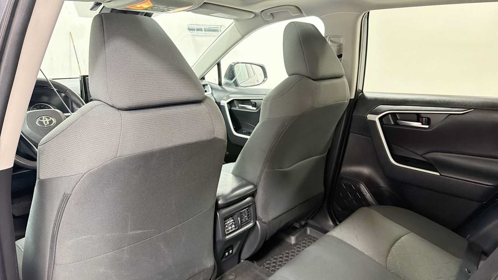 Used 2020 Toyota RAV4 XLE AWD/4WD image 25