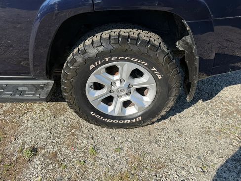 Used 2018 Toyota 4Runner SR5 AWD/4WD image 9