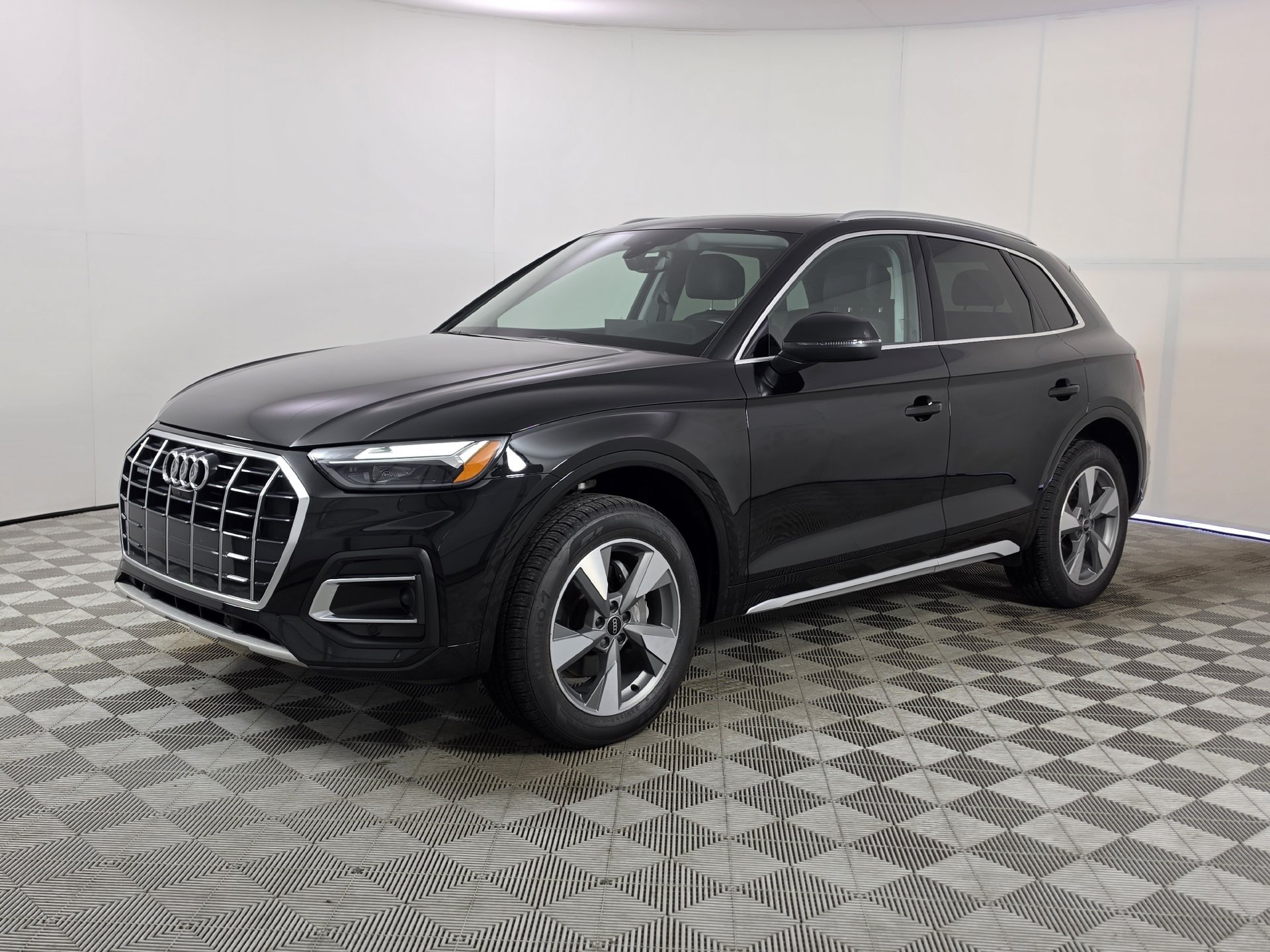 Certified 2024 Audi Q5 Premium AWD/4WD image 3