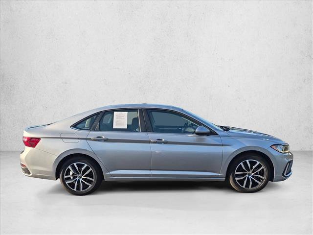 Used 2025 Volkswagen Jetta SE FWD image 4