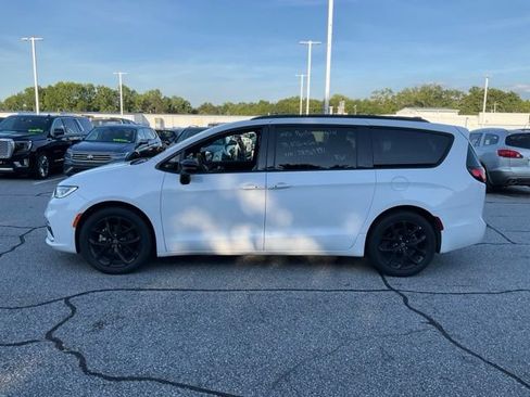 Used 2025 Chrysler Pacifica Limited FWD image 4