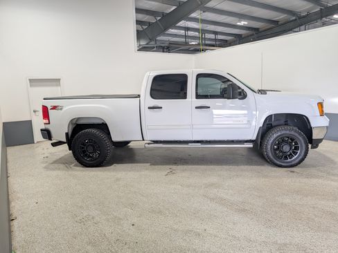 Used 2014 GMC Sierra 2500 SLE w/ SLE Preferred Package AWD/4WD image 2