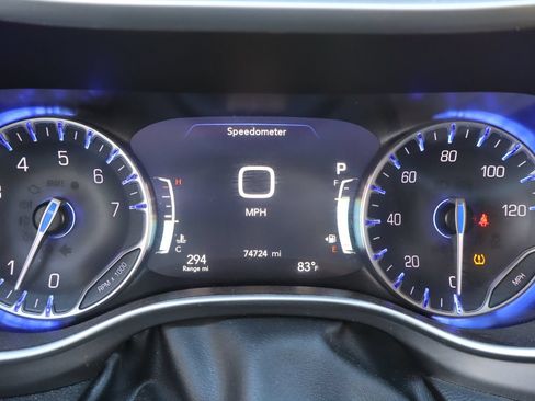 Used 2023 Chrysler Pacifica Touring-L FWD image 10