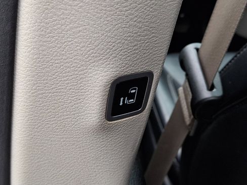 Used 2023 Chrysler Pacifica Touring-L FWD image 19