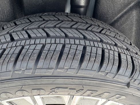 New 2025 Volkswagen Taos SE image 31