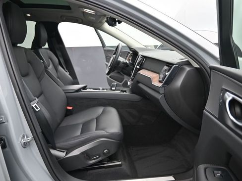 Used 2024 Volvo XC60 B5 Plus AWD/4WD image 15