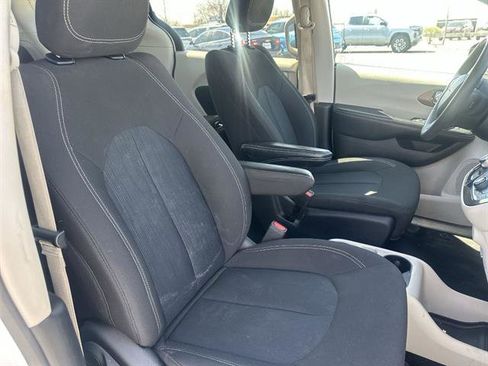 Used 2022 Chrysler Voyager LX image 46