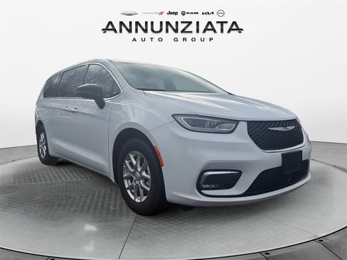 Used 2025 Chrysler Pacifica Select image 7