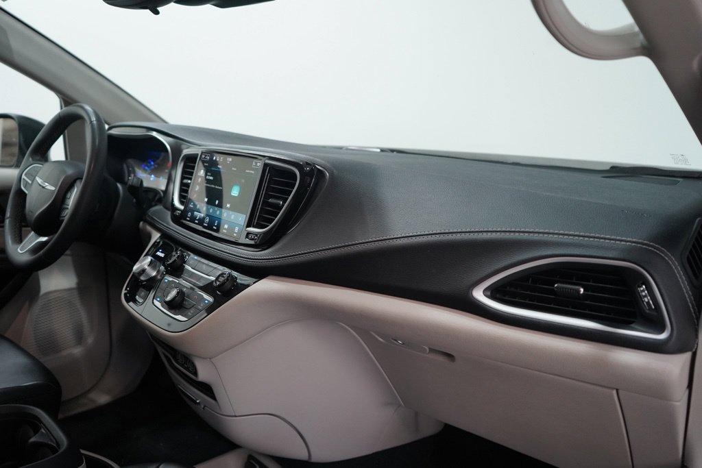 Used 2023 Chrysler Pacifica Touring-L FWD image 17
